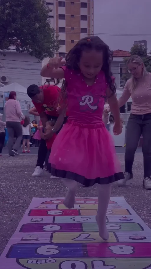 Criança brincando de amarelinha durante um encontro